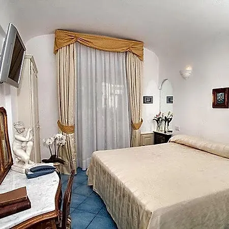 Bussola Szálloda 3*